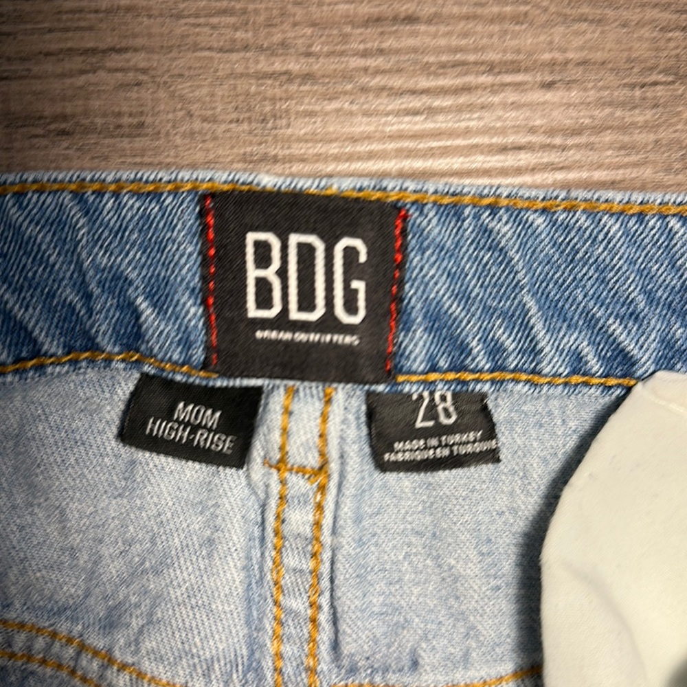 BDG URBAN OUTFITTERS RIPPED JEANS